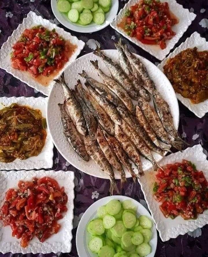Sardines grillées sur la plage servi avec une salade Marocaine,AL HOCEIMA,Maroc