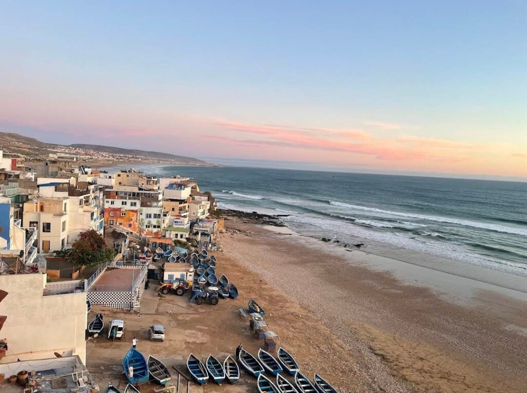Plage et village d'Aghroud, couché de soleil