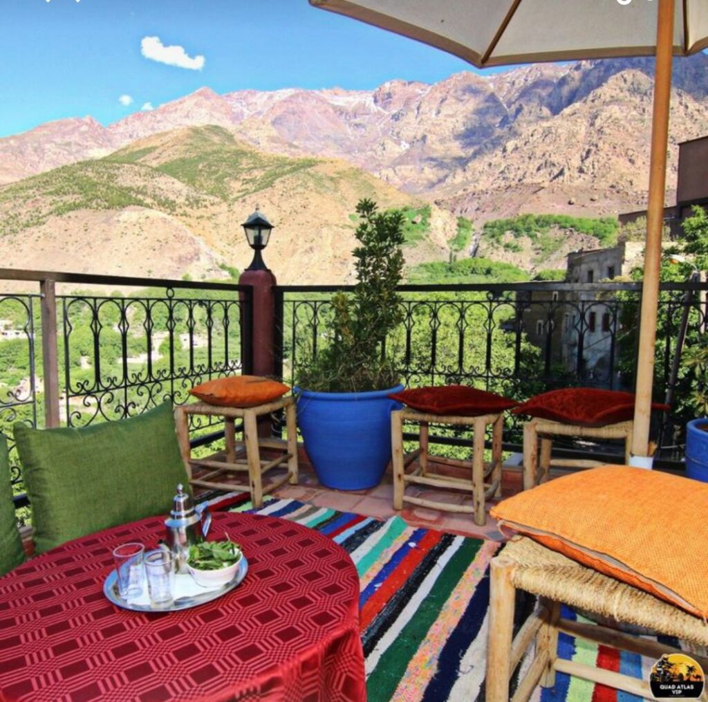 Imlil: thé à la menthe servi sur une terrasse avec vue sur la vallée.Maroc